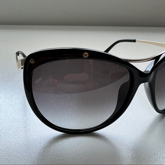 FERRAGAMO Ladies Black and Gold Sunglasses 🕶 - Picture 6 of 7